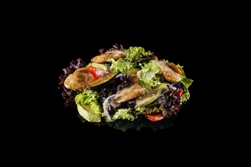 Салат из овощей гриль с куриной грудкой